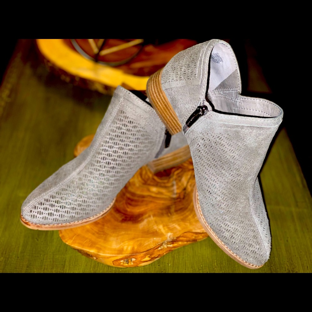 Vince Camuto Pump (Clorieea Grey Stone)